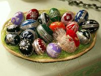 Uovo di Pasqua decorato con paglia