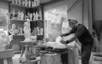 Artista esculpe una pieza de arte de 80 libras de 1200 libras de mármol
